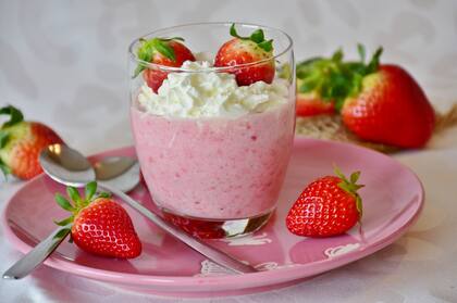 El postre cremoso de frutillas vial tiene la consistencia de una mousse (Imagen ilustrativa)