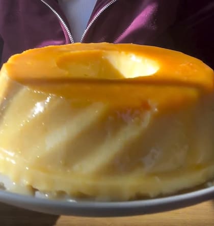 El postre mágico de polenta es famoso porque el caramelo de la base sube lentamente hacia la cima