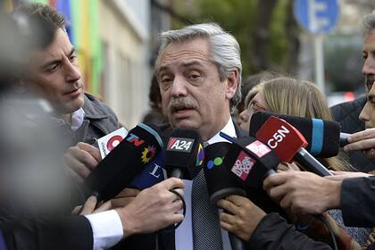 El postulante a la presidencia, ayer, a la salida de un estudio de radio