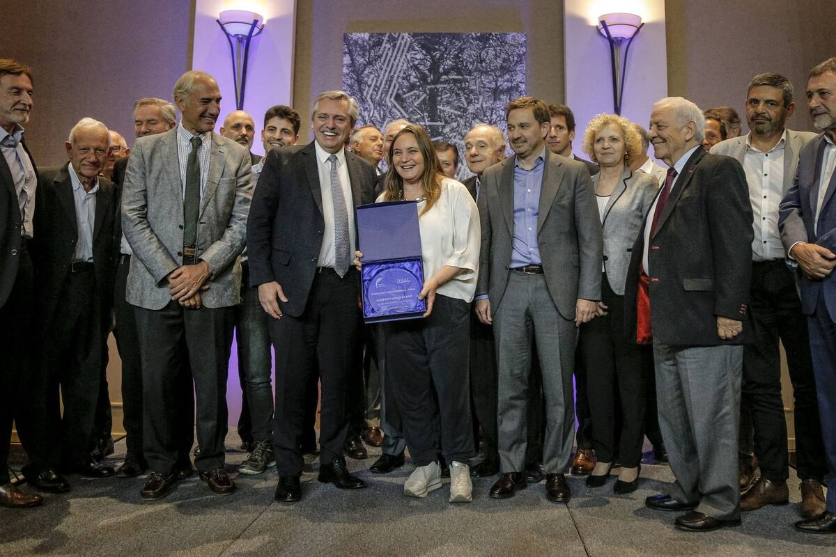 El postulante del Frente de Todos junto a Pía Astori, titular de la Fundación Mediterránea, donde el candidato protagonizó una disertación