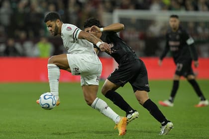 El potente Hulk cubre la pelota ante Ferreira