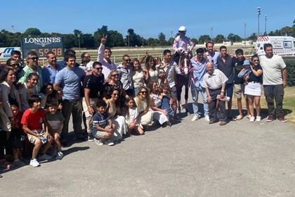 El potrillo Maravilloso ganó en Maroñas y el dueño más reconocido, Diego Godín, fue uno de los primeros en saludar al jockey y estuvo en la foto, muy rodeado.
