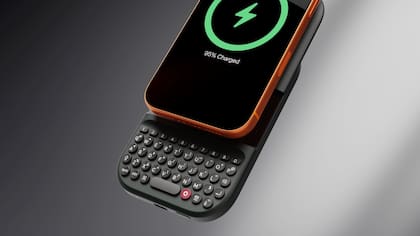 El Power Keyboard de Clicks es un teclado Bluetooth Magnético que se engancha a un smartphone para usarlo tipo BlackBerry mientras recarga la batería; se puede cambiar la orientación de la pantalla a voluntad
