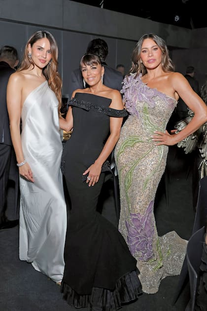 El power trío de la noche: Eiza González, con vestido lencero de Ralph Lauren y joyas de David Yurman, Eva Longoria, quien eligió un espectacular vestido de Georges Chakra y lo potenció con alhajas de Parure Atelier, y Sofía Vergara, enfundada en un Elie Saab, de silueta sirena y un solo hombro, en el que las flores son protagonistas