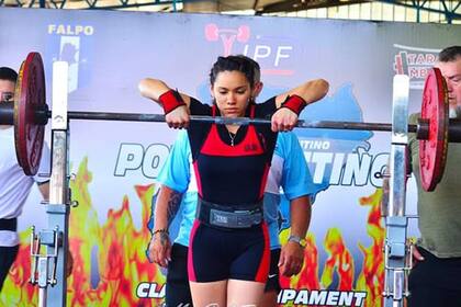 El powerlifting no es levantamiento de pesas sino de potencia, es otro deporte. Se trata de realizar tres movimientos distintos: sentadilla; banco plano y peso muerto.