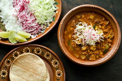 El pozole es un platillo típico mexicano que normalmente se prepara con carne, aunque también existe su versión vegetariana con hongos