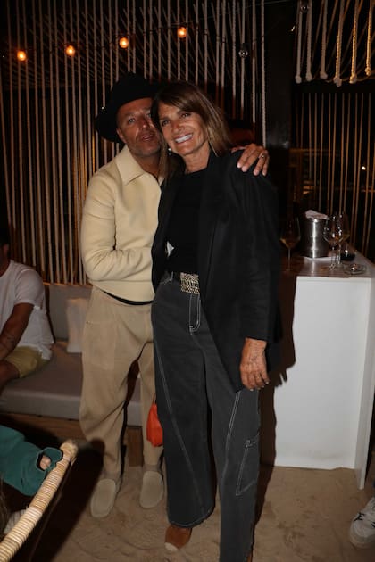 El PR Gaby Álvarez y Teresa Calandra, muy divertidos en la noche esteña