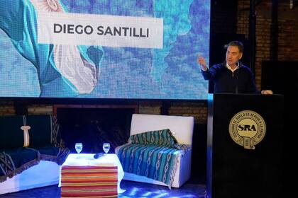 El precandidato a gobernador bonaerense Diego Santilli durante su exposición en la Asociación Rural de Chascomús