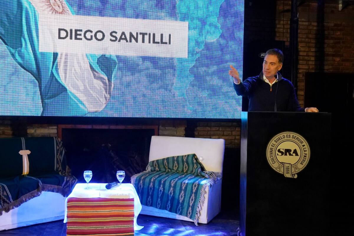 El precandidato a gobernador bonaerense Diego Santilli durante su exposición en la Asociación Rural de Chascomús