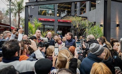 El precandidato a gobernador Diego Santilli en una recorrida por Quilmes