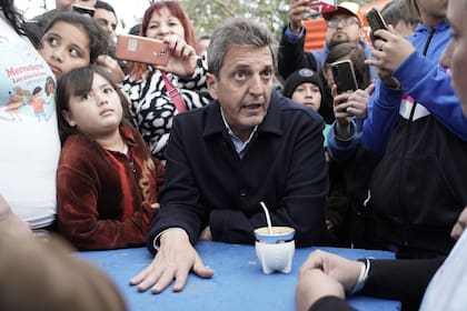 El precandidato a presidente de Unión por la Patria Sergio Massa, durante una recorrida en Hurlingham