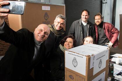 Jose Luis Espert , una Selfie en la mesa donde voto