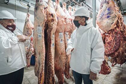 El precandidato por Juntos en la provincia de Buenos Aires, Diego Santilli,  en su visita al frigorífico Punto Carne