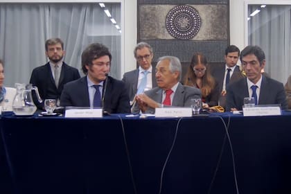 El precandidato presidencial de la Libertad Avanza, Javier Milei, presentó a su asesor en energía, Eduardo Rodríguez Chirillo (a la derecha), en el Consejo Argentino para las Relaciones Internacionales (CARI)