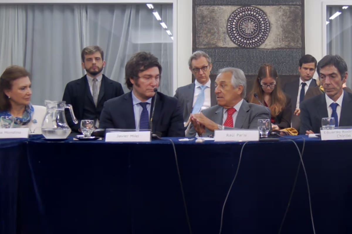 El precandidato presidencial de la Libertad Avanza, Javier Milei, presentó a su asesor en energía, Eduardo Rodríguez Chirillo (a la derecha), en el Consejo Argentino para las Relaciones Internacionales (CARI)