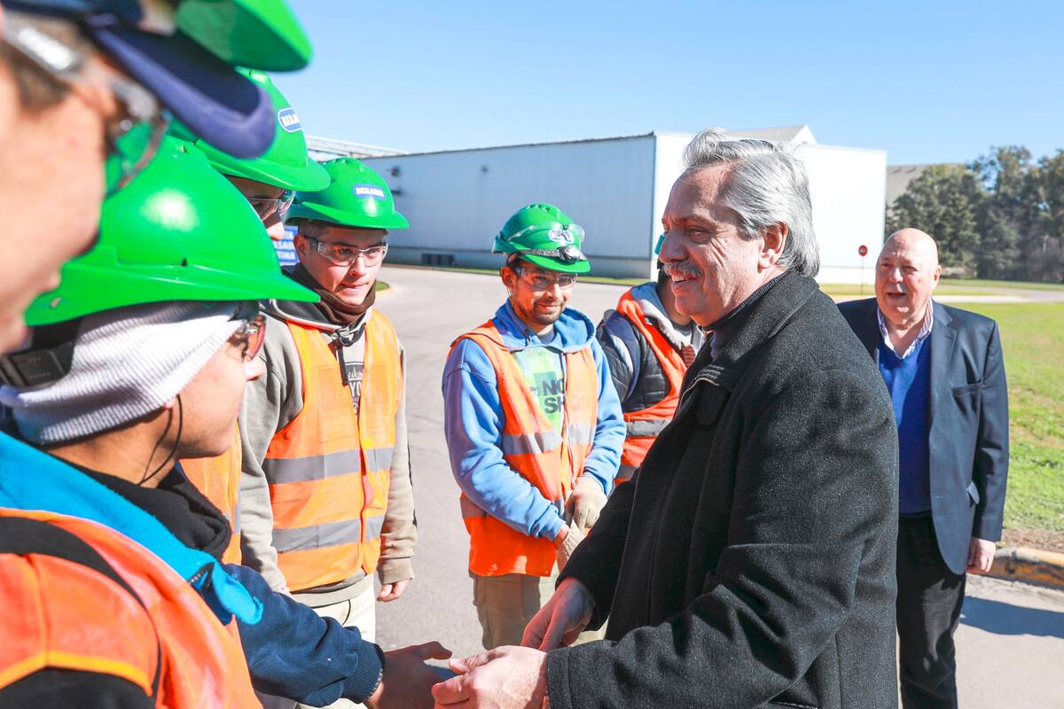 El precandidato presidencial del Frente de Todos, Alberto Fernández, recorre AGD - Aceitera General Deheza S.A. en la provincia de Córdoba junto al empresario Roberto Urquía y el diputado Felipe Solá