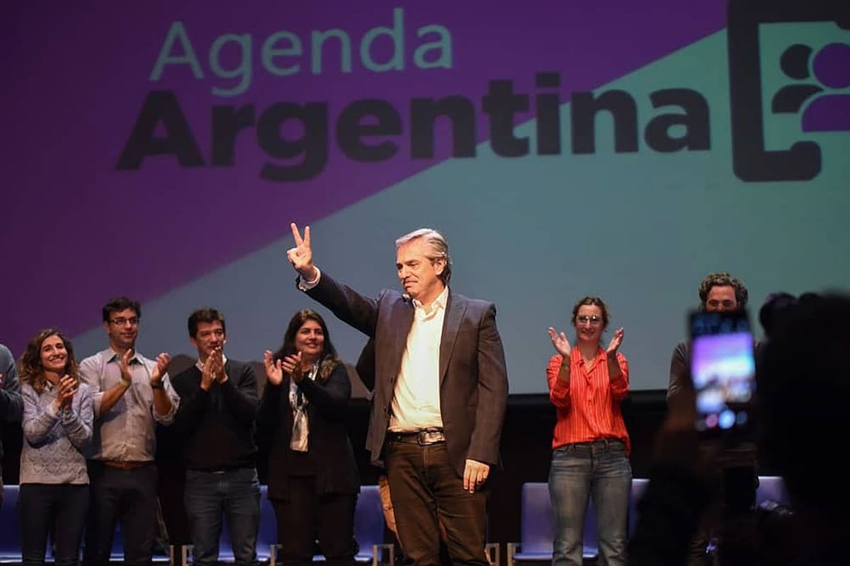 El precandidato presidencial del kirchnerismo se mostró con referentes de Agenda Argentina y lanzó críticas al Gobierno