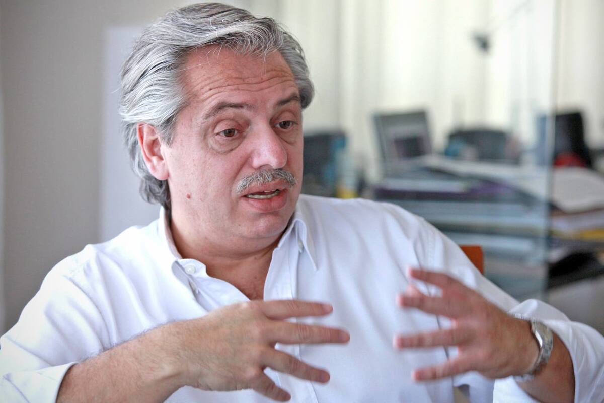 El precandidato presidencial del kirchnerismo se mostró con referentes de Agenda Argentina y lanzó críticas al Gobierno