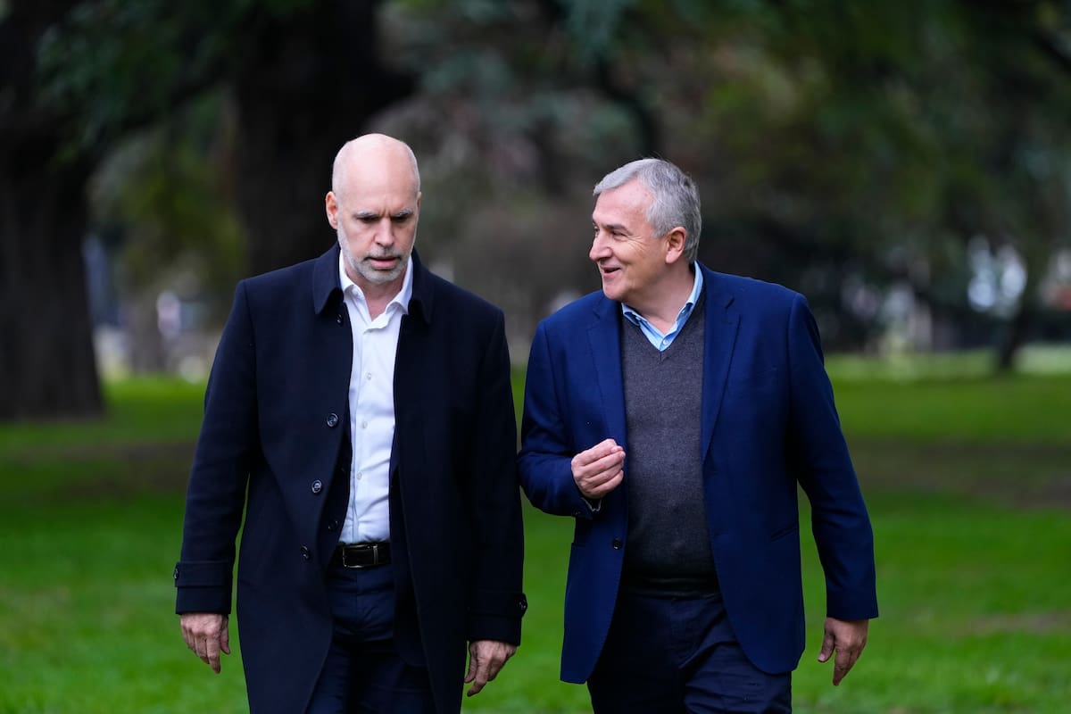 El precandidato presidencial Horacio Rodríguez Larreta, a la izquierda, y su compañero de fórmula Gerardo Morales, gobernador de la provincia de Jujuy, caminan hacia una conferencia de prensa en Buenos Aires, Argentina, el 23 de junio de 2023