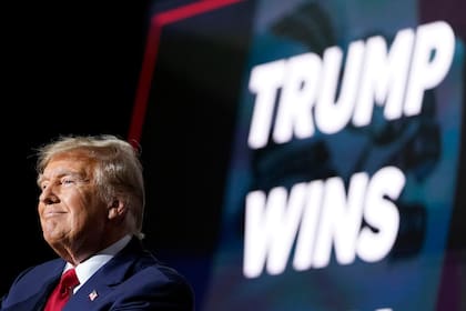 El precandidato presidencial republicano, el expresidente Donald Trump, habla durante una fiesta tras los caucus republicanos, en Des Moines, Iowa, el lunes 15 de enero de 2024