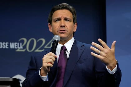 El precandidato presidencial republicano, el gobernador de Florida, Ron DeSantis, estudió en la Universidad de Yale (Foto AP/Charlie Neibergall, Archivo)