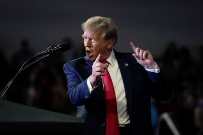 El precandidato presidencial republicano, el expresidente Donald Trump, habla en un mitin en la Coastal Carolina University, en Conway, Carolina del Sur, el 10 de febrero de 2024