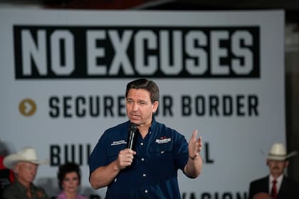 El precandidato presidencial republicano, el gobernador de Florida, Ron DeSantis, conversa durante una sesión pública en Eagle Pass, Texas, el lunes 26 de junio de 2023. (AP Foto/Eric Gay)