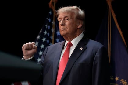 El precandidato presidencial republicano y expresidente Donald Trump cierra un puño durante un evento de campaña el domingo 21 de enero de 2024, en Rochester, Nueva Hampshire.