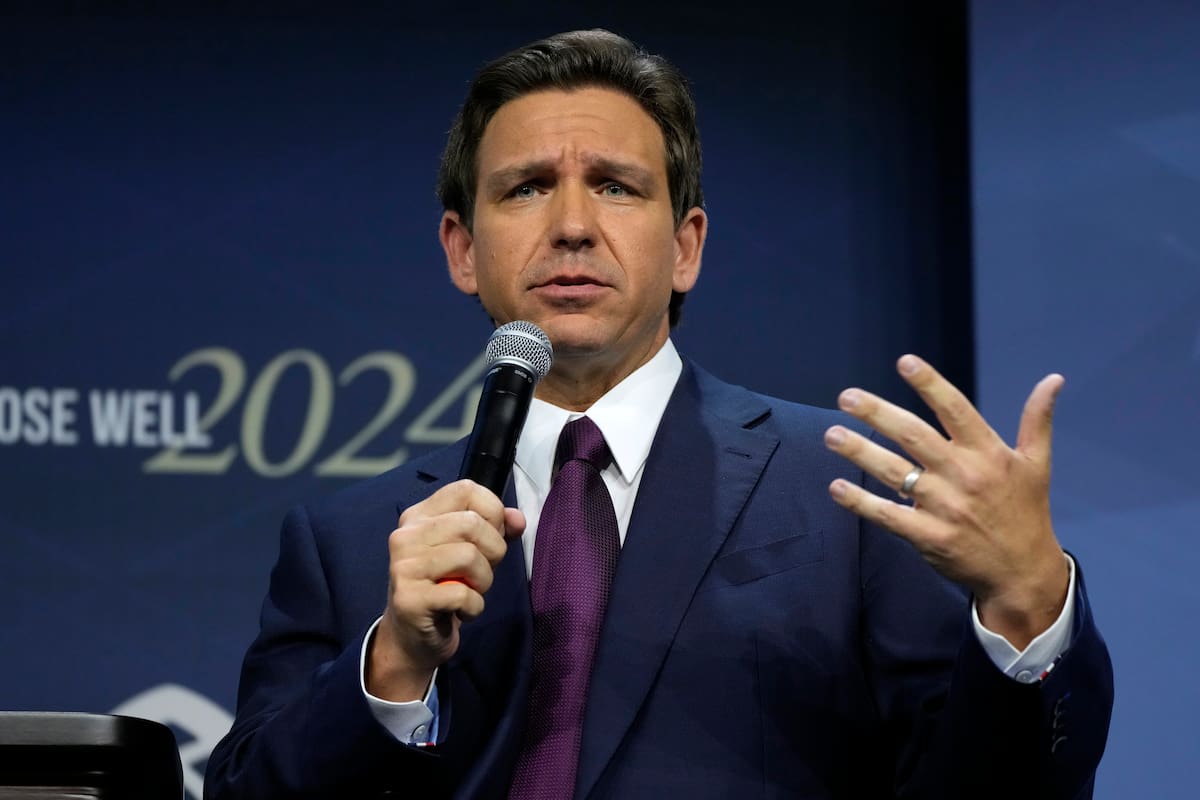 El precandidato presidencial republicano y gobernador de Florida, Ron DeSantis, habla durante la Cumbre de Liderazgo Familiar, el 14 de julio de 2023, en Des Moines, Iowa (Foto AP/Charlie Neibergall, Archivo)