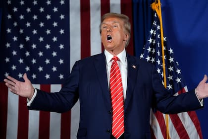 El precandidato presidencial republicano y expresidente Donald Trump habla durante un acto de campaña el lunes 22 de enero de 2024, en Laconia, Nueva Hampshire