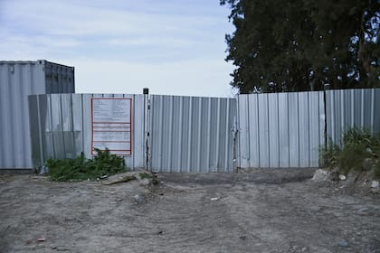 El precario ingreso al predio de Sanabria SRL