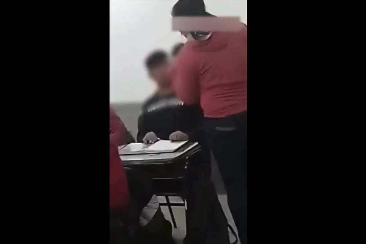 El preceptor tuvo que intervenir para detener a la mujer