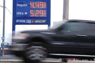 El precio de la gasolina corriente en EE.UU. supera los 4 dólares por galón, el máximo desde 2022