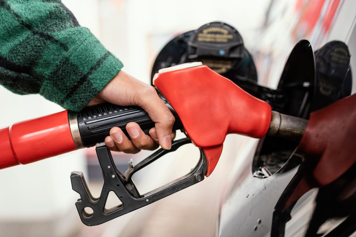 El precio de la gasolina podría aumentar desde 1,21 dólares en California a partir del próximo año a causa de este motivo