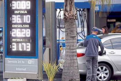 La suba, que entró en vigor ayer, fue del 1%; en la petrolera explican el incremento por el alza en los biocombustibles