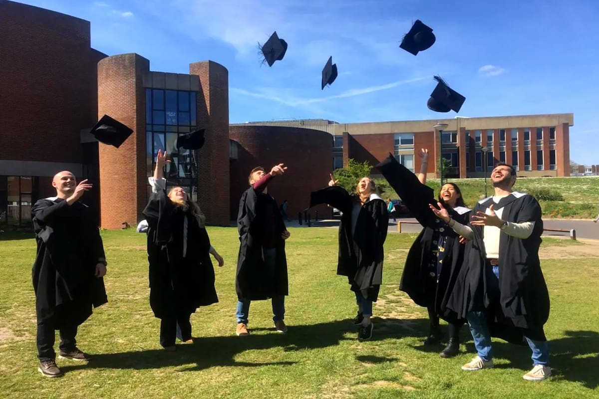 El precio de las cuotas está ligado al ranking mundial de universidades. Por debajo del top 10 los precios bajan considerablemente