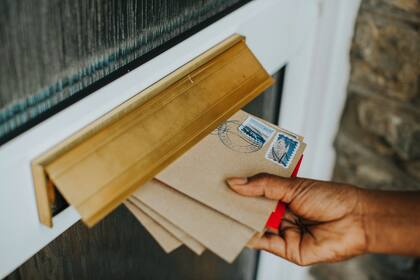 El precio de los sellos postales para enviar cartas y postales se mantendrá intacto (Freepik/rawpixel.com)