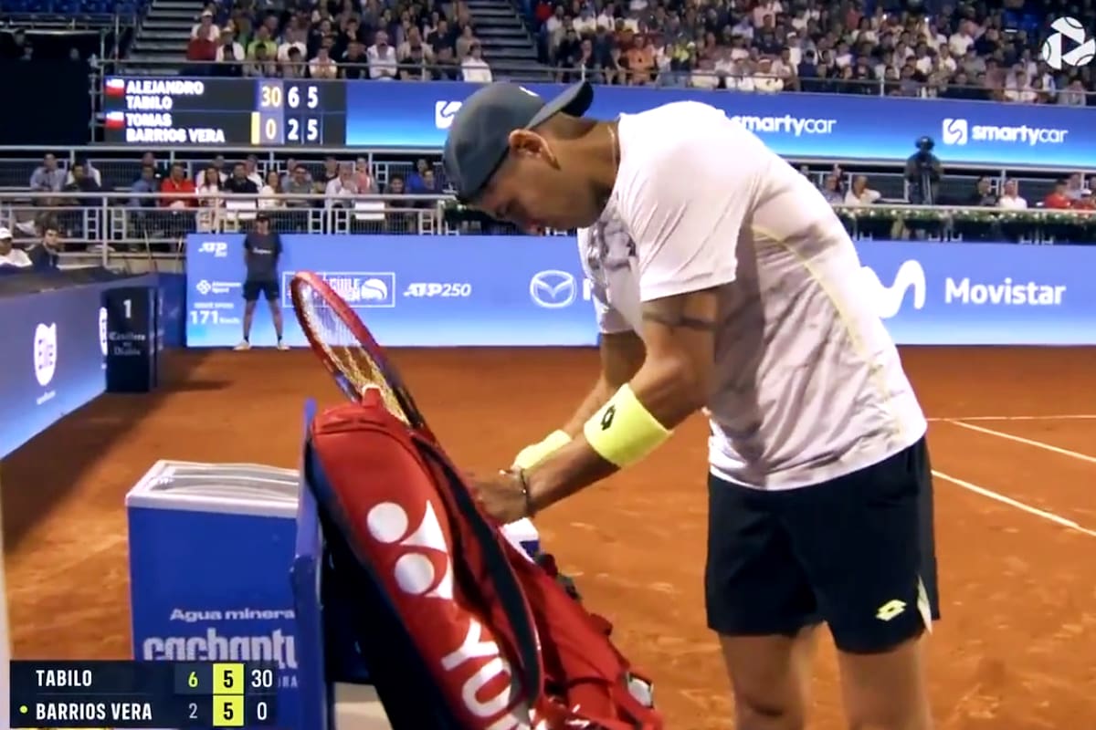 El precio de no haber silenciado el teléfono antes del partido: Alejandro Tabilo apaga el celular en su bolso luego de interrumpir el saque de Tomás Barrios Vera en el Chile Open.