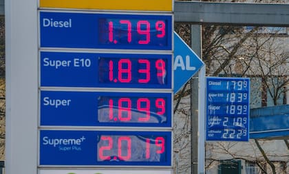 El precio del combustible subió en todo el mundo, consecuencia del aumento del barril