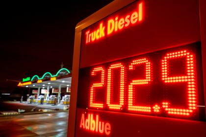 El precio del diésel para camiones es exhibido en una pantalla de una gasolinera, el viernes 27 de enero de 2023, en Francfort, Alemania. (AP Foto/Michael Probst)