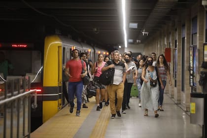 El precio del subte se actualiza el 7 de marzo: pasa de $42 a $58; el Gobierno confirmó que las tarifas de colectivos y trenes del Área Metropolitana de Buenos Aires (AMBA) aumentarán a partir del próximo 1° de marzo un 6% en línea con el Índice de Precios al Consumidor (IPC) de febrero