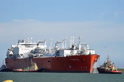 El precio en alza de la energía en el mundo es un factor que juega en contra de la Argentina, que debe hacer importaciones para dar respuesta a la demanda, tal como lo demuestra la presencia del buque regasificador