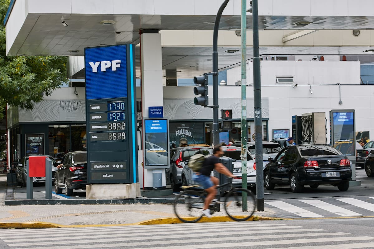 El precio en el surtidor sube al 7%, el petróleo al 55%