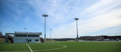 El predio cuenta con tres canchas de fútbol con césped natural para que la selección pueda entrenar