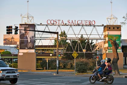 La vieja entrada al predio de Costa Salguero
