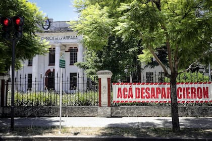 El predio de la exEsma, con un cartel en el que denuncia que allí hubo desapariciones