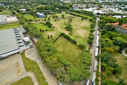 La vista aérea del predio del ex albergue Warnes donde se construirán once torres en medio de un parque público