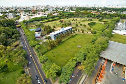 La vista aérea del predio del ex albergue Warnes donde se construirán once torres en medio de un parque público