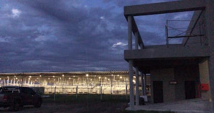 El predio tiene 55.000 metros cuadrados de pisos de hormigón para la hacienda, unas cuatro hectáreas de techo de acero para cubrir los 450 corrales de venta y 2750 metros de pasarelas aéreas. Posee 17 atracaderos curvos, 300 corrales galvanizados en el sector de carga y descarga y las básculas para pesar los animales