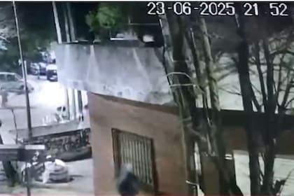 El prefecto retirado no quedó detenido; el hecho fue captado por cámaras de seguridad